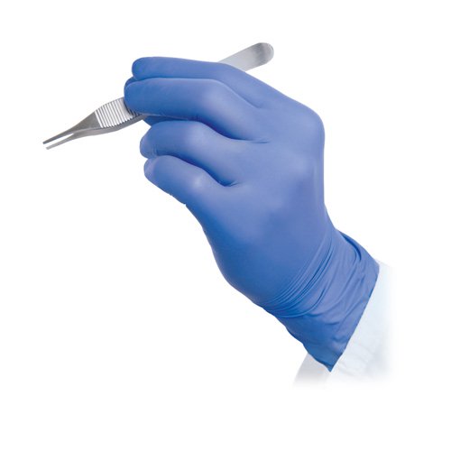 Стоматологические нитриловые перчатки синего цвета надетые на руку и держащие в пальцах пинцет.